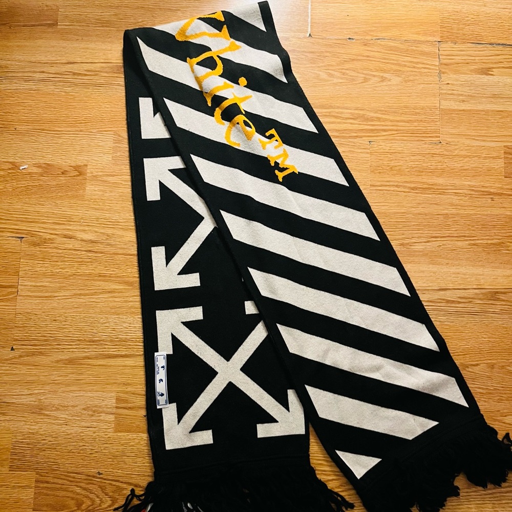 100% Authentic, Off-White Arrows Scarf, Pre-Owned, GREAT CONDITION